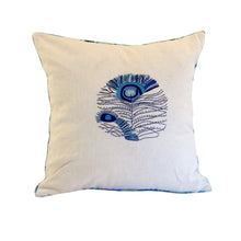 Charger l'image dans la galerie, Coussin brodé Paon carré