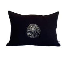 Charger l'image dans la galerie, Coussin brodé Paon rectangulaire