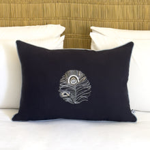 Charger l'image dans la galerie, Coussin brodé Paon rectangulaire
