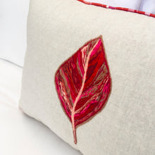 Charger l'image dans la galerie, Coussin brodé rectangulaire Catalpa