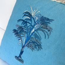 Charger l'image dans la galerie, Coussin brodé Palmier carré