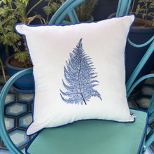 Charger l'image dans la galerie, Coussin brodé Fougere carré