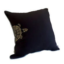 Charger l'image dans la galerie, Coussin brodé carré Tortue