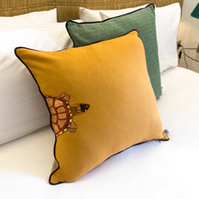 Charger l'image dans la galerie, Coussin brodé carré Tortue