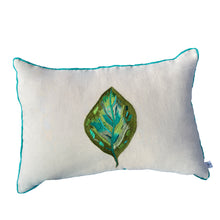 Charger l'image dans la galerie, Coussin brodé rectangulaire Catalpa