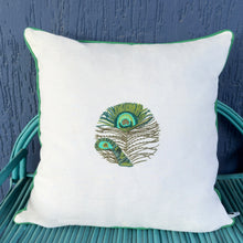Charger l'image dans la galerie, Coussin brodé Paon carré