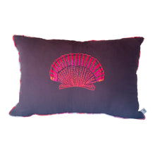 Charger l&#39;image dans la galerie, Coussin brodé Shell rectangulaire
